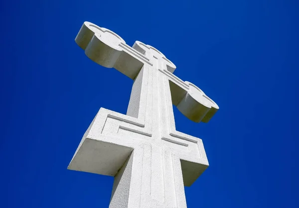 Croce cristiana ortodossa bianca su sfondo cielo blu . — Foto Stock