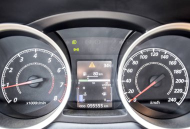 Aracın gösterge paneli dışında hareket olur. Modern araba das