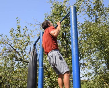 Adam kendini çubuğunda çeker. Spor taze oynamak
