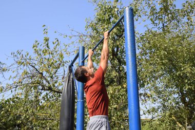 Adam kendini çubuğunda çeker. Spor taze oynamak