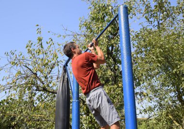 Adam kendini çubuğunda çeker. Spor taze oynamak