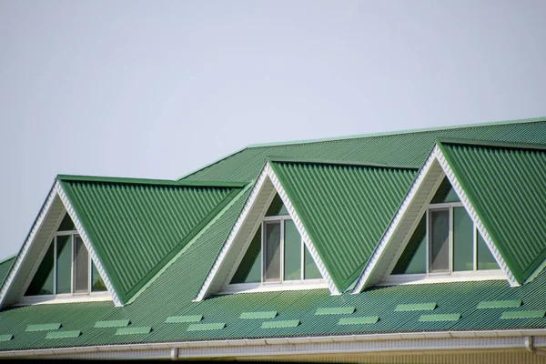 La casa con ventanas de plástico y un techo verde de sh corrugado — Foto de Stock