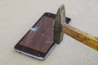 Çekiç ve smartphone. Akıllı telefon, bir kırık ekran ha