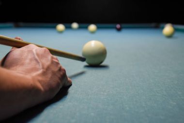 Bilardo, Bilardo masası. İsteka topu etki için hedefleme.