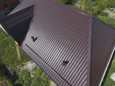 Oluklu levha çatı. Çatı metal profil dalgalı şeklin. Evin çatısı yukarıdan bir görünüm.