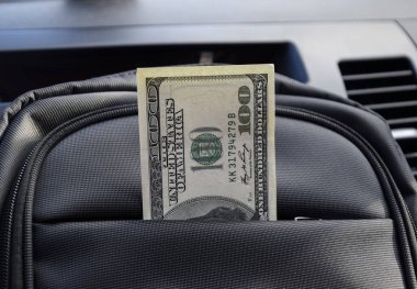 Dolar çantasının cebinde. Amerikan parası