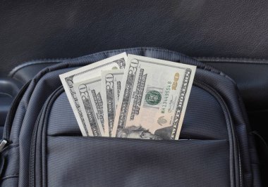 Dolar çantasının cebinde. Amerikan parası