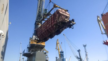 Novorossiysk, Rusya - 11 Ağustos 2016: Hareketli yük demiryolu arabaya bağlantı noktası bağlantı noktası vinç. Yük kaldırma işlemleri. Endüstriyel bağlantı noktası.