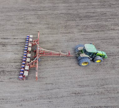 Mısır Ekim. Traktör alanında bir sembol ile. Mısır Dikim için bir sembol kullanma