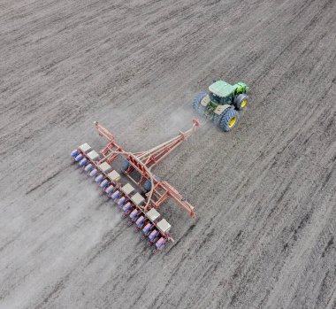 Mısır Ekim. Traktör alanında bir sembol ile. Mısır Dikim için bir sembol kullanma