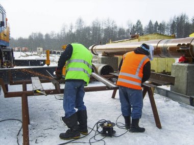 İş güvenliği. Kaynak ve demir kurguları taşlama. Endüstriyel hafta içi kaynakçılar ve tesisatçıları.