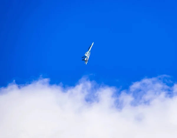 Chasseur volant dans le ciel. Avions militaires de la 4ème génération — Photo