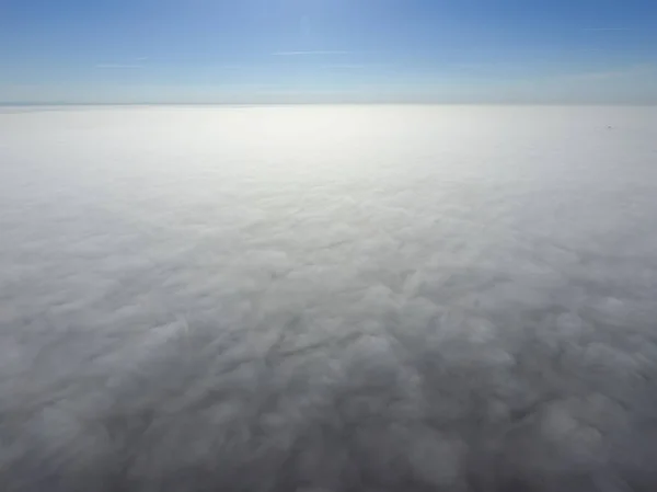 Dans le ciel au-dessus du brouillard. Lever de soleil sur le brouillard. Nuages près de th — Photo