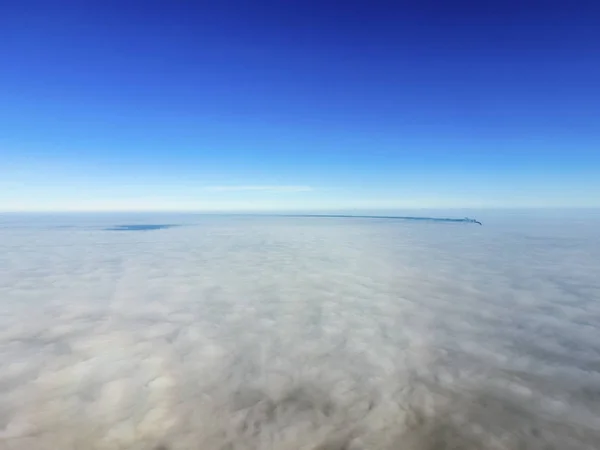 I luftrummet ovanför dimman. Soluppgång över dimman. Moln nära th — Stockfoto