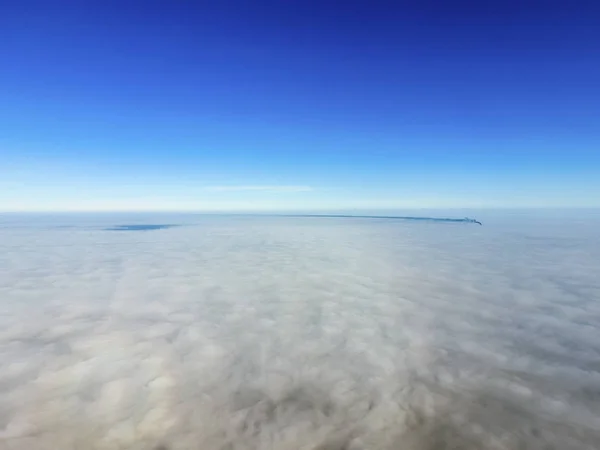 霧の上空で霧の中の日の出。付近の雲 — ストック写真