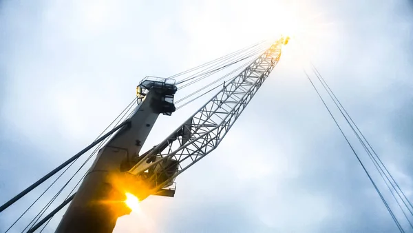 Grúas portuarias contra el cielo. Puerto industrial de carga — Foto de Stock