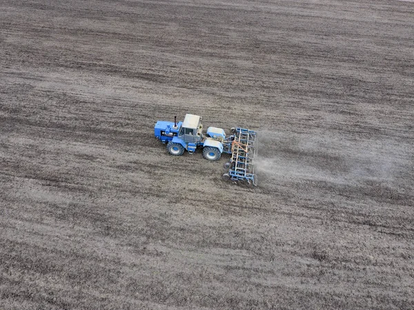 Budidaya tanah untuk menabur sereal. Traktor bajak — Stok Foto
