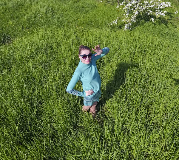 ライト グリーンのドレスと緑の草の芝生の上の少女. — ストック写真