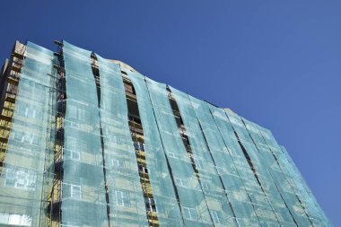 Yeni inşa edilen yüksek katlı binada güvenlik ağı. Yeşil Kılavuzu bina yükseklikten düşen nesneler üzerinde.