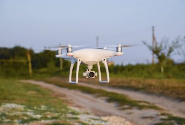 Quadrocopter yollar ve arka plan ağaç üzerinde