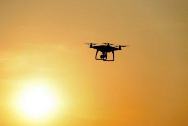 Quadrocopters siluet güneşin arka planı
