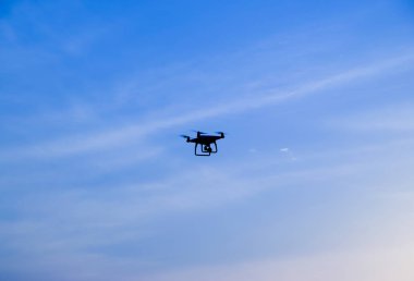 Quadrocopters siluet güneşin arka planı