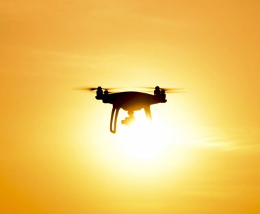 Quadrocopters siluet güneşin arka planı
