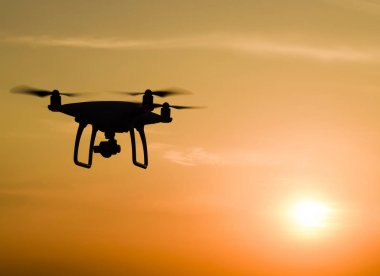 Quadrocopters siluet güneşin arka planı