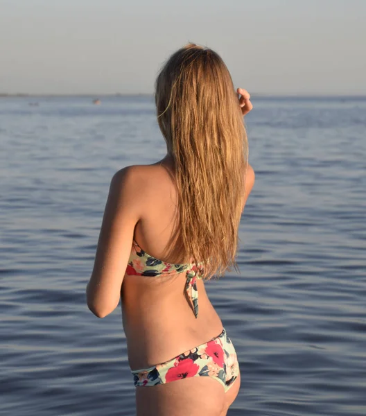 Fille blonde en bikini debout dans l'eau de mer. Belle jeune — Photo