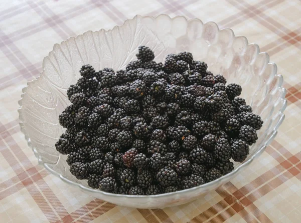 黒の果実ブラックベリーとプレート テーブルの上の果物果実 — ストック写真