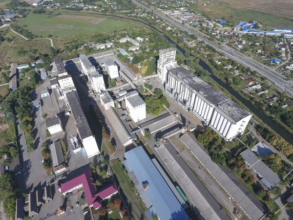 Vista superior de um elevador de silo. Objeto industrial de aerofotografia — Fotografia de Stock