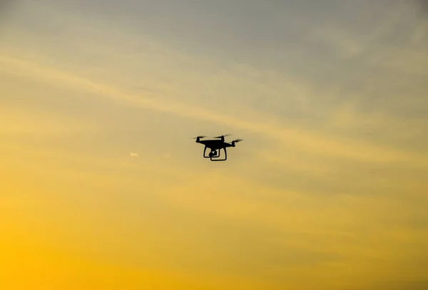 Quadrocopters siluett mot bakgrund av solnedgången — Stockfoto
