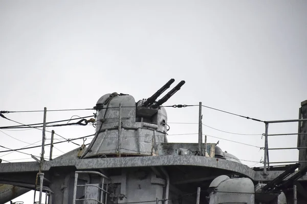 軍艦の甲板の一部です。通信機器とデッキの区 — ストック写真