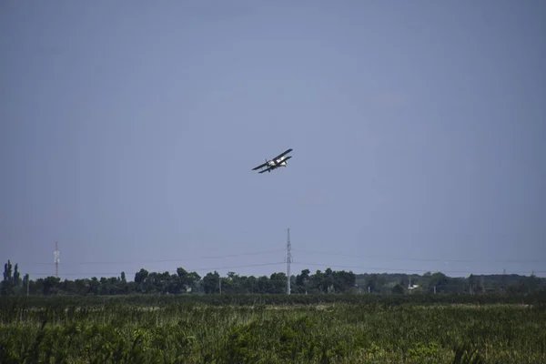 Aeronaves Aviação Agrícola Pulverização Fertilizantes Pesticidas Campo Com Aeronave — Fotografia de Stock