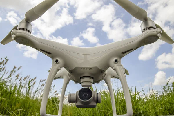 Quadrocopters op een plastic doos in het gras — Stockfoto