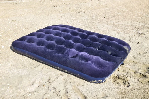 Голубой надувной матрас, плавающий в пруду Стоковое Изображение