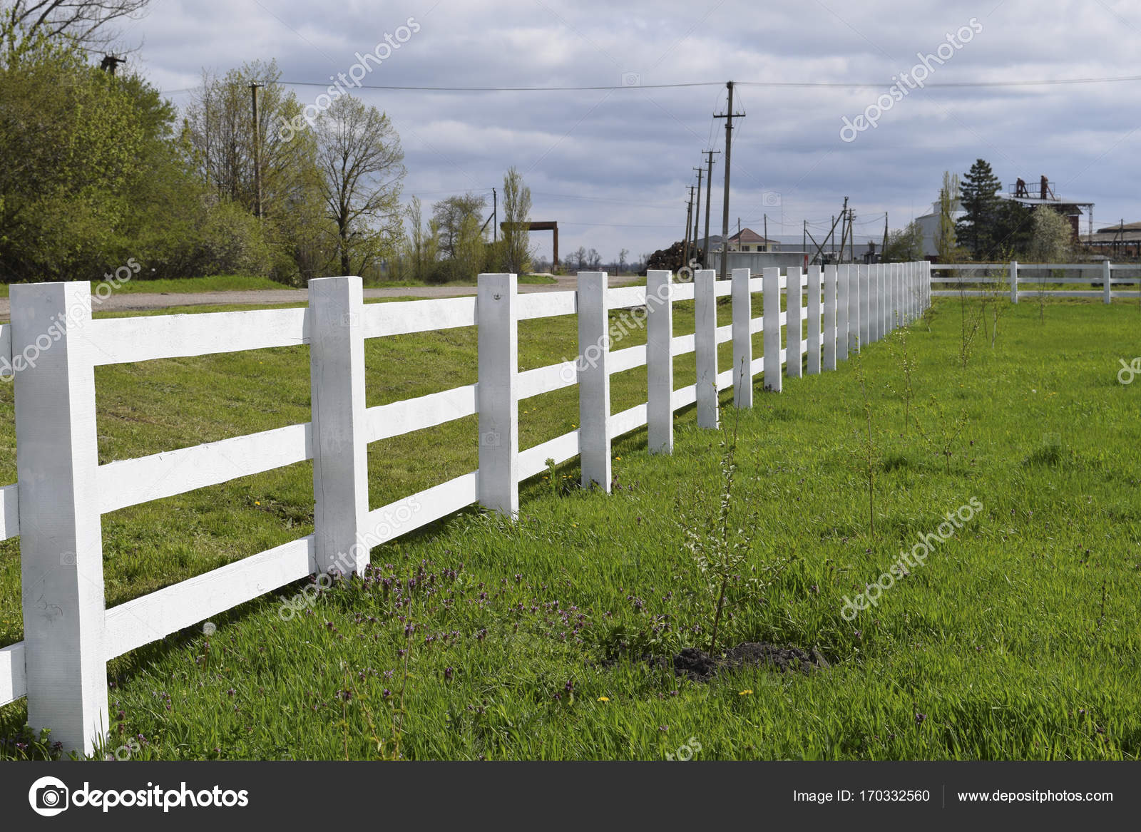 Weißer Holzzaun um die Ranch Stockfotografie lizenzfreie Fotos