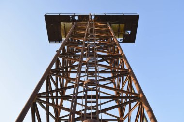 Eski paslı su kulesi eğik