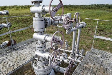 Bir petrol kuyusu donatım