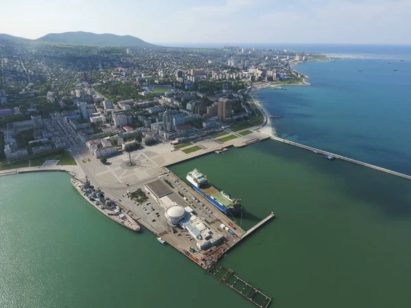 Üstten Görünüm marina ve Novorossiysk iskele. Kentsel peyzaj — Stok fotoğraf