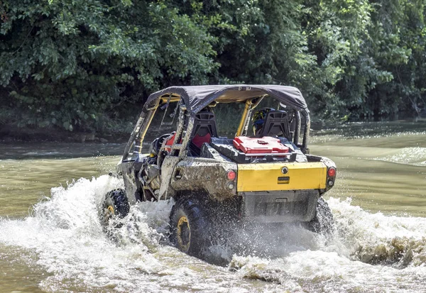 Hombre Atv Cruza Arroyo Caminatas Turísticas Terreno Campo Través — Foto de Stock