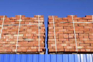 Kırmızı tuğla küpler halinde yığılmış. Ambar tuğla. Depolama brickwo