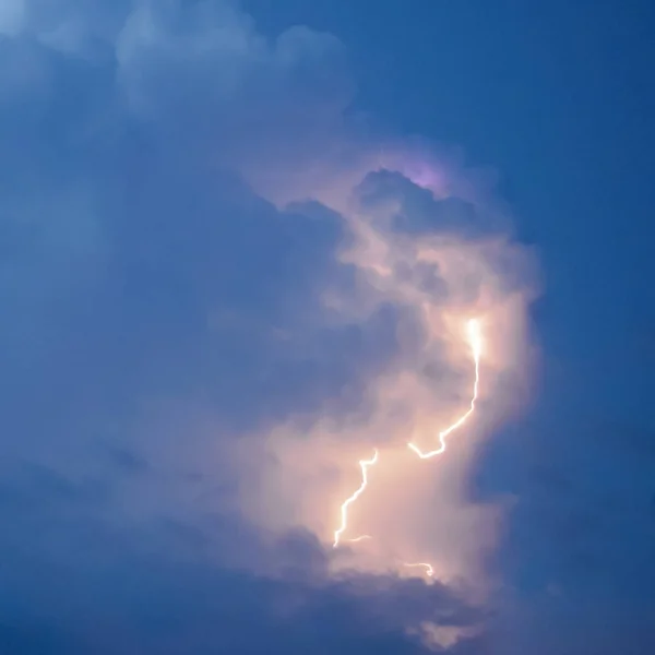 Foudre dans les nuages orageux. Peals d'un tonnerre et le scintillement — Photo