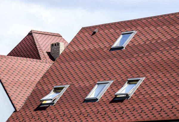 Tuile décorative en métal sur un toit — Photo