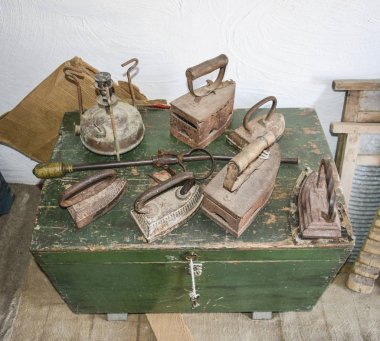 Bir ahşap zemin üzerinde antik ütüler