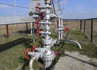 Petrol kuyusu ekipmanı. Vanaları ve servis ekipmanlarını kapat