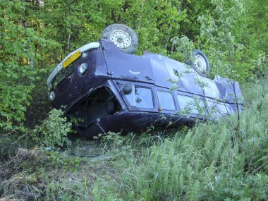 Kaza sonucu bir hendekte taşındım araba