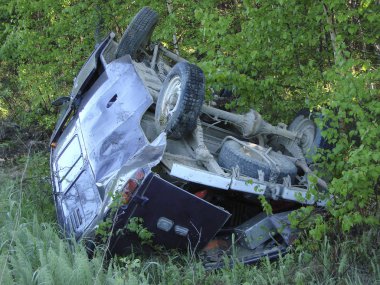 Kaza sonucu bir hendekte taşındım araba