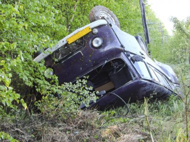 Kaza sonucu bir hendekte taşındım araba