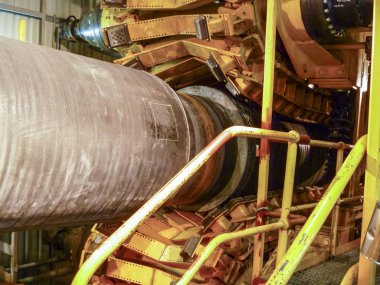 Boru hattı convair satırındaki istifleme için inişli çıkışlı. Hazırlık ve sualtı Doğalgaz boru hattı Meclisi atölye tutmak için mavna yatıyordu.